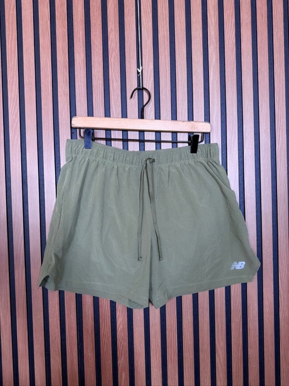 New Balance Running Shorts Large Mens Green Breathable Drawstring Back Zip Pocke